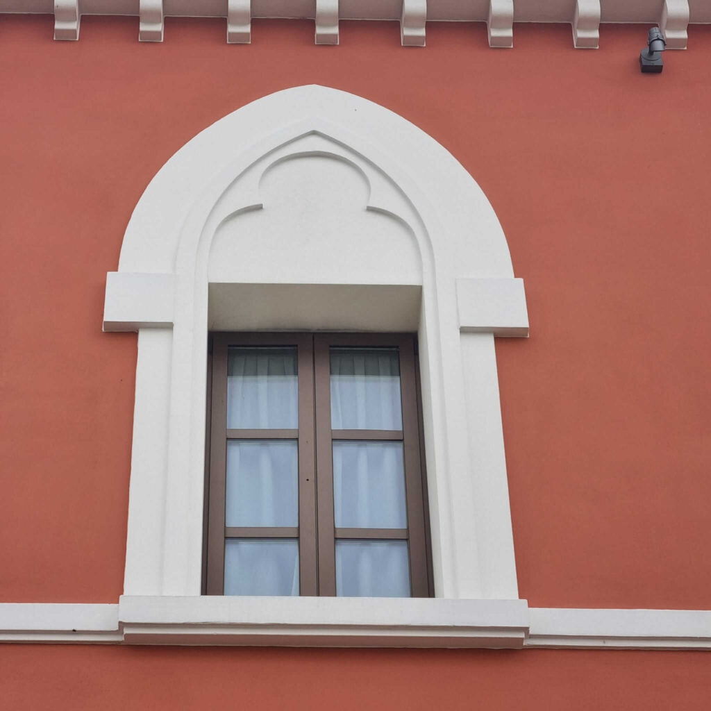 Boiserie e cornici in gesso: eleganza senza tempo per le tue pareti