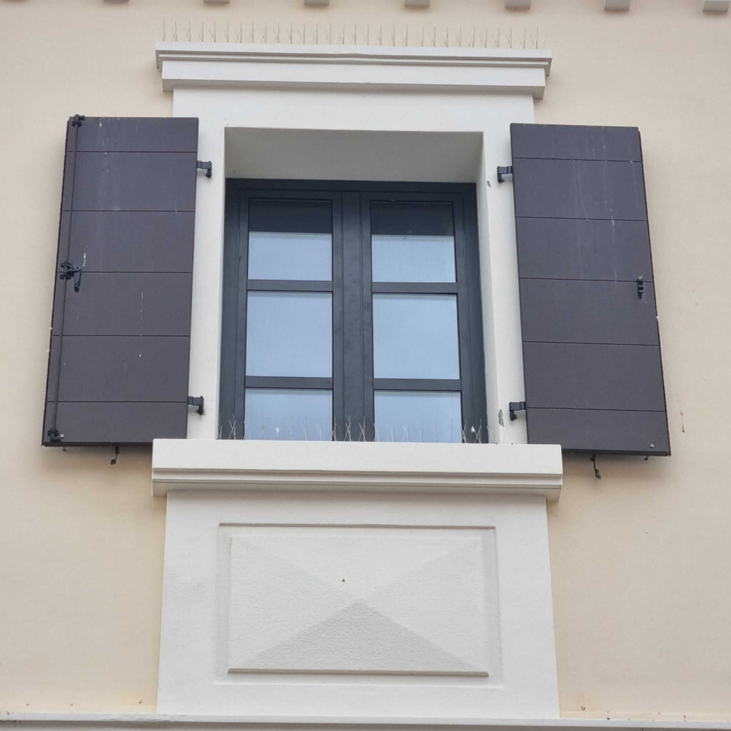 Boiserie in polistirolo con cornici: soluzioni decorative economiche e raffinate