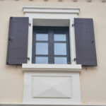 Boiserie in polistirolo con cornici: soluzioni decorative economiche e raffinate