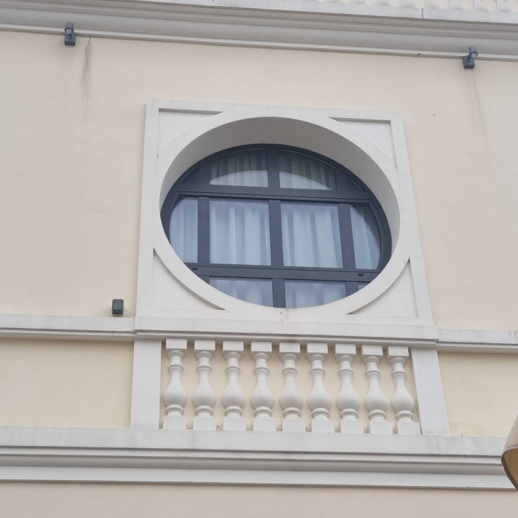 Colonne in polistirolo e design moderno: combinare leggerezza e stile per progetti unici