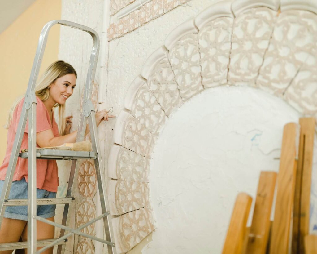 Trasforma i tuoi interni con stucchi e cornici in gesso raffinati. Esplora qui!